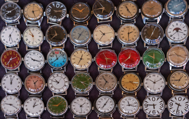 收集古董手表。苏联的旧时钟。图片下载