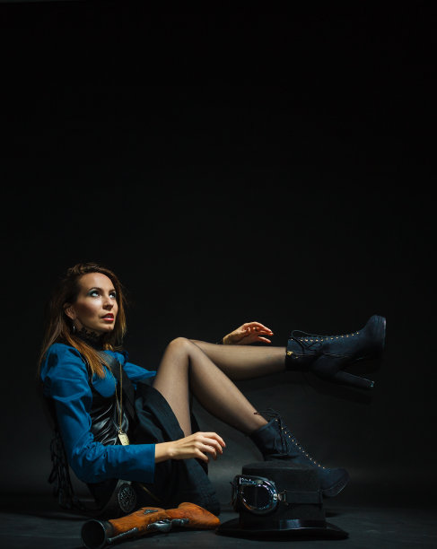 复古女孩修鞋。图片下载