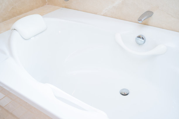 浴室里的白色大浴缸图片下载