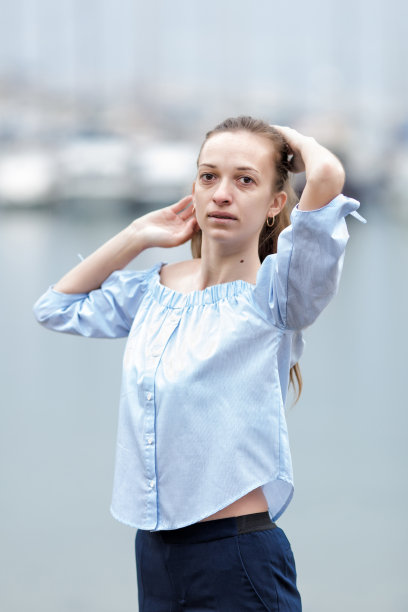 阴天不化妆的女性人像图片下载