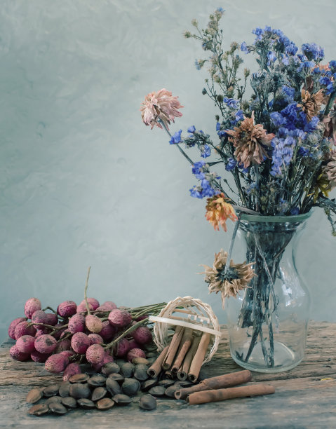 玻璃花瓶上一束干花的静物图片下载