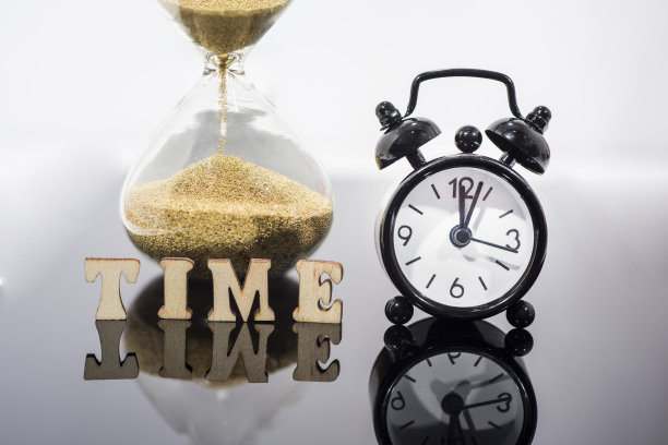 沙漏作为时间流逝的概念。时间的抽象照片。图片下载