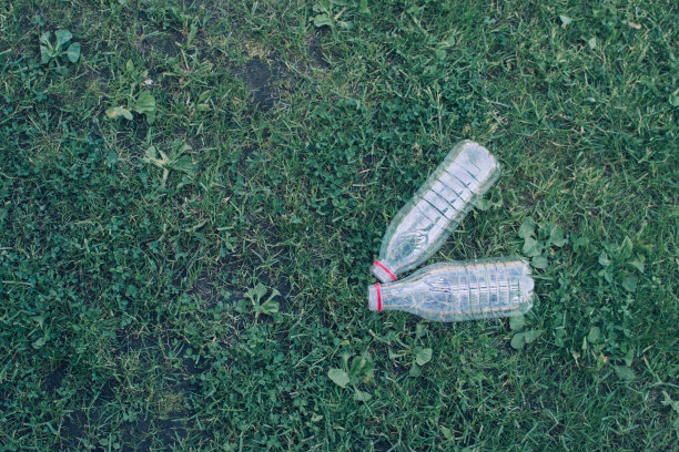 两个用过的塑料瓶。图片下载