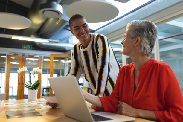 男女平面设计师在桌子上讨论照片图片下载