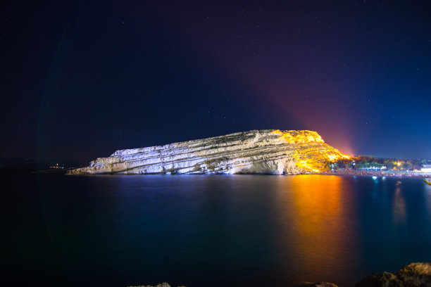 美丽的马塔拉海滩和悬崖，晚上，克里特岛，希腊图片下载