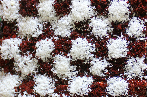 椰子刨花和克罗巴背景的蛋糕棋盘图片下载