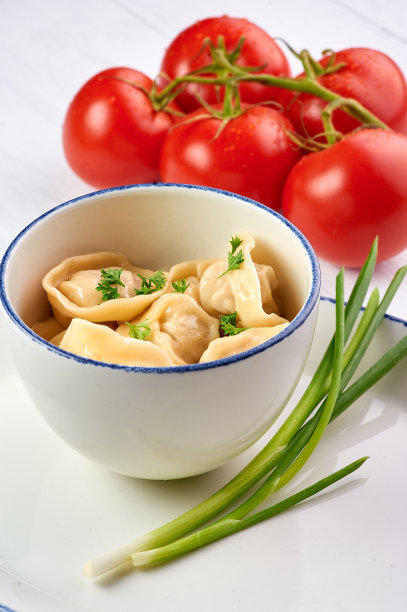 欧芹和洋葱饺子。俄罗斯传统美食，里面有肉末的面团图片下载