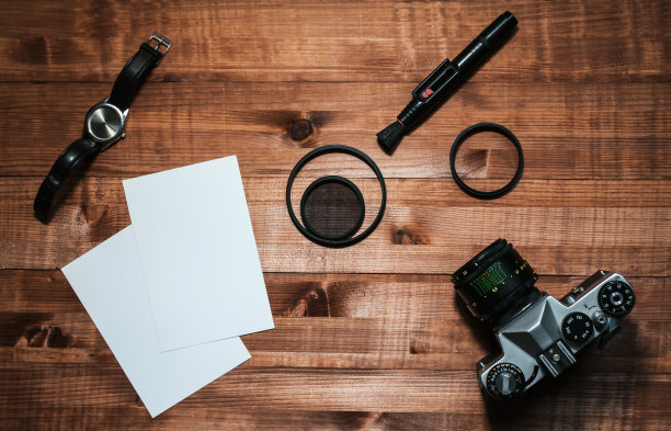 摄影师的手，在木桌上工作图片下载