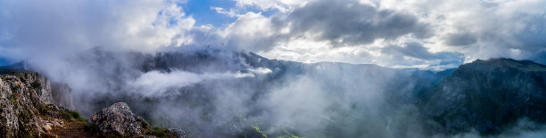 黑山，XXL自然景观全景图壮观的塔拉河峡谷内durmitor国家公园在美丽的雾蒙蒙的傍晚光线雨后图片下载