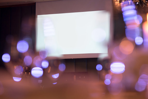 投影仪监视器在餐厅的眼镜后面图片下载