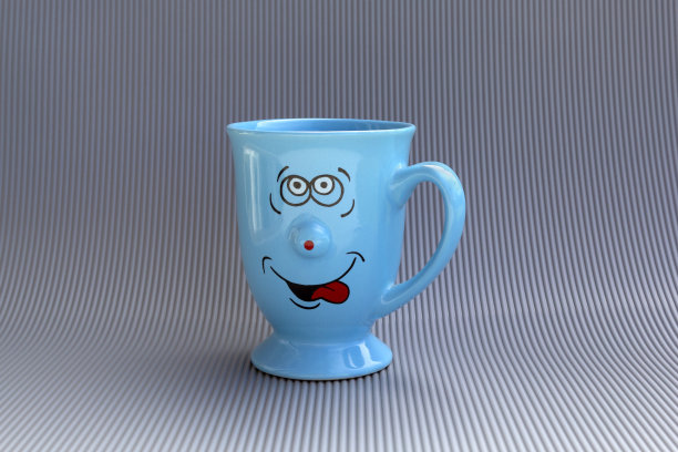 灰色背景下的蓝色咖啡杯和快乐的笑脸。早上好，创意贺卡概念。图片下载