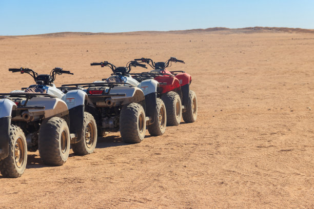 在埃及阿拉伯沙漠用于旅行的全地形四轮摩托车图片下载