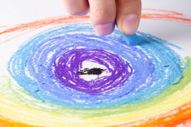 粉笔艺术在纸上的背景和画彩虹，蜡笔。图片下载