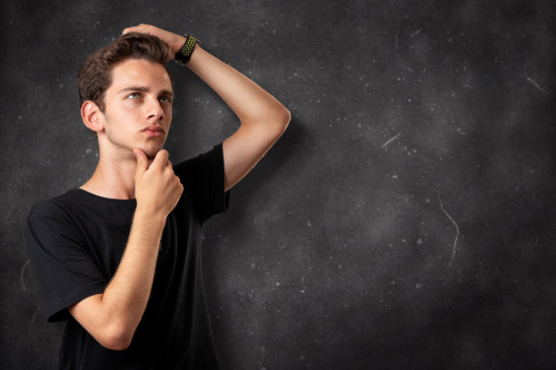 黑板前的困惑的人图片下载