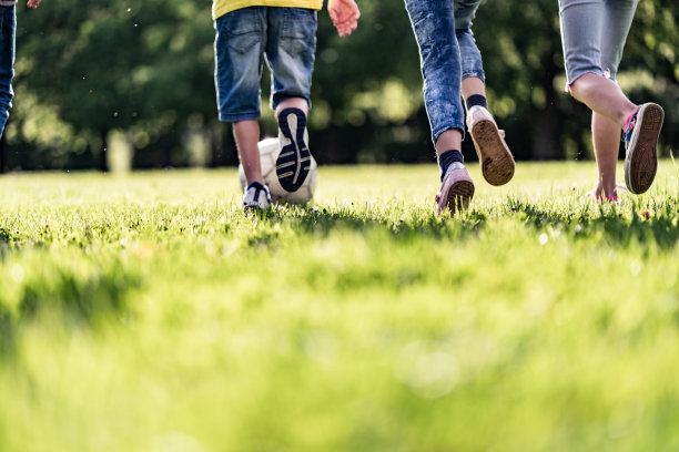 后视图一组奔跑的孩子图片下载