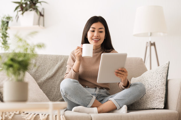 在线教育的概念。用药片和喝茶的女孩图片下载