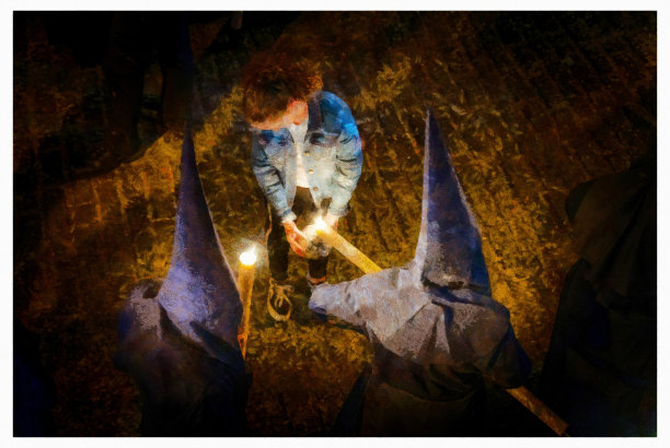 孩子收集从蜡烛上滴下来的蜡-数码照片处理图片下载