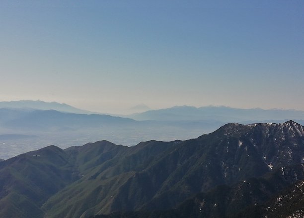 山脉在阴天。图片下载