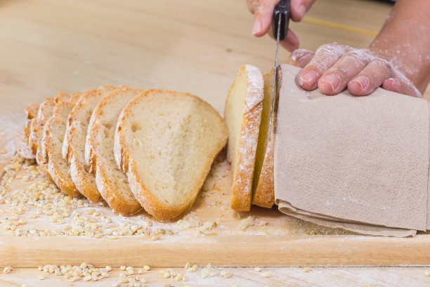 切片的新鲜乡村面包。图片下载