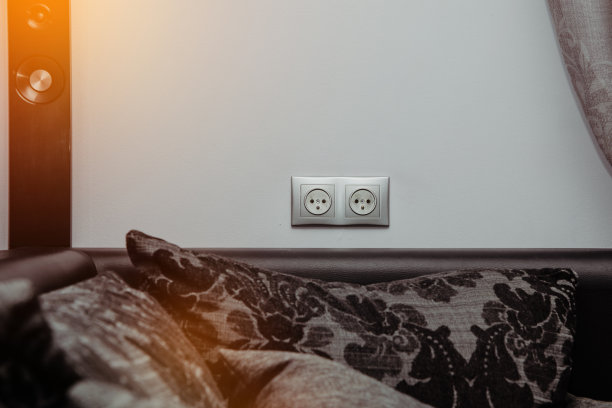 房间里灰色墙壁上的插座。图片下载