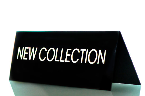 一家服装店的牌子上写着“新系列”图片下载