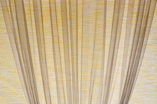 窗帘挂在窗户上。图片下载