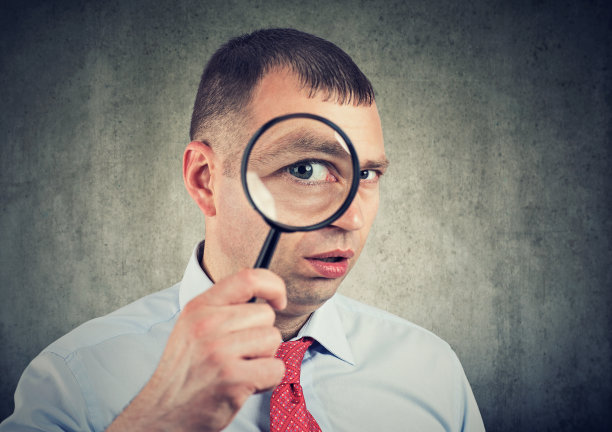 好奇的年轻商人透过放大镜看图片下载