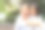 亚洲成熟男人的近距离拥抱亚洲女人站在户外的公园在周末和微笑，情侣情侣关系的概念图片下载