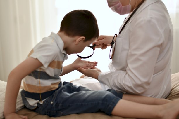 那孩子透过玻璃看他的手。图片下载