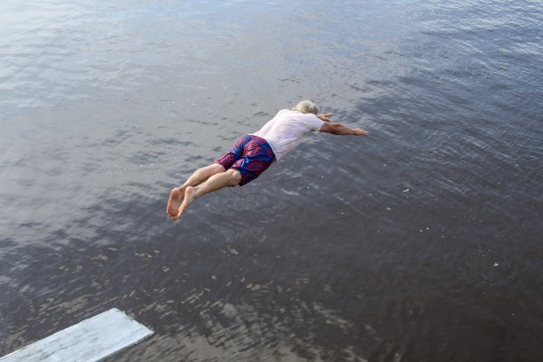 活跃的老年人在跳水板上图片下载