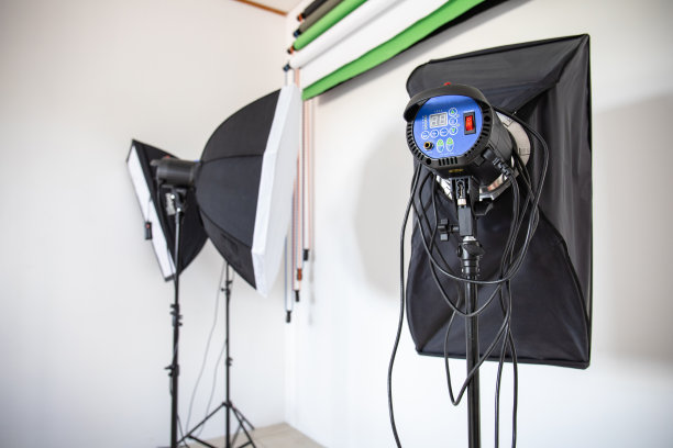 专业工作室的闪光灯对着白色的墙壁图片下载