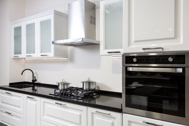 白色光滑的厨房家具，设备和锅上的炊具图片下载