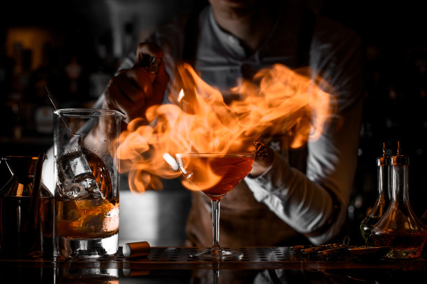 专业调酒师用打火机点燃鸡尾酒杯图片下载