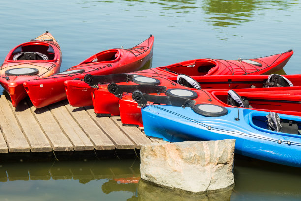 码头上躺着五颜六色的独木舟和皮划艇图片下载