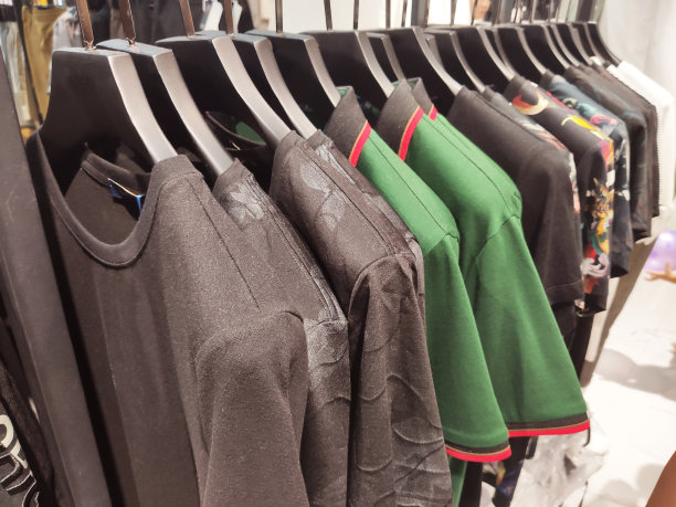 衣服t恤挂在衣架上图片下载