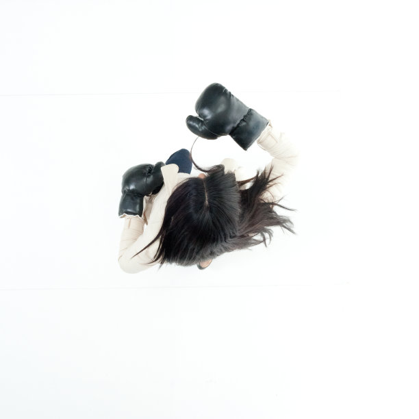 正上方的商业妇女戴拳击手套图片下载