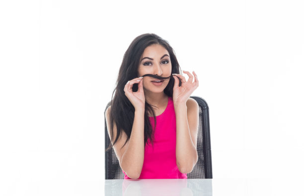 美丽的拉丁美洲女性坐在白色的桌子上，傻乎乎的图片下载