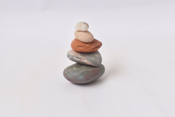 白色背景上的石头构图图片下载