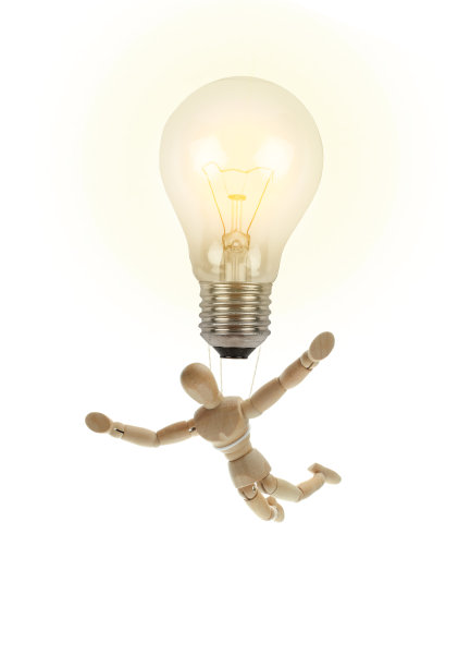 木制人体模型和他的新想法与气球-概念的创新图片下载