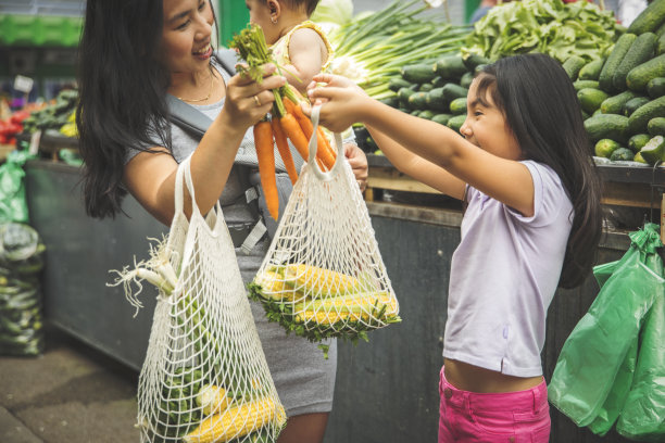 妈妈带着孩子在市场购物图片下载