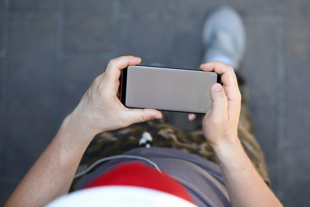 男性手持智能手机与空白图片下载