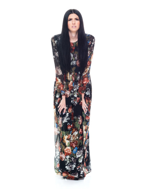 迷人的高个子女人在白色的背景与花的衣服-愤怒图片下载