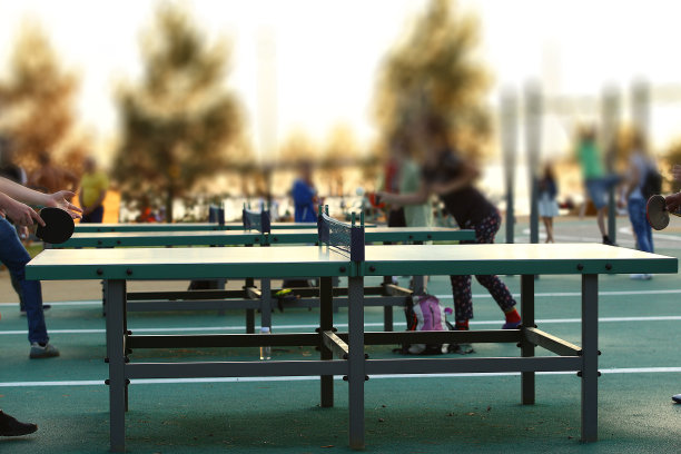 绿色的乒乓球桌在户外。公园里有乒乓球器材。图片下载