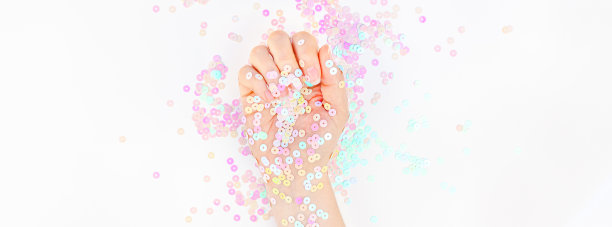 珍珠彩色纸屑点缀着女人的手图片下载
