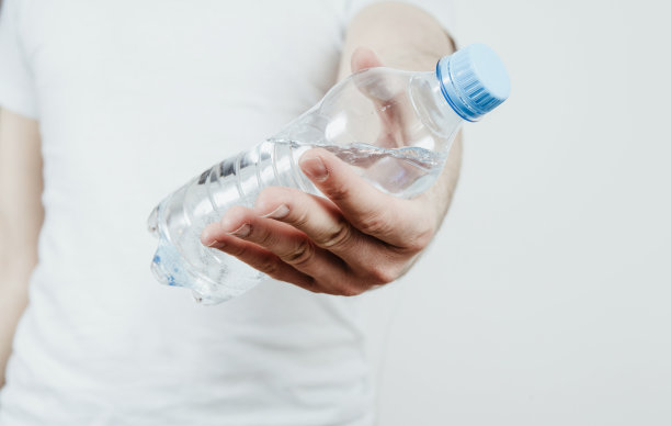 喝瓶子里的水。图片下载