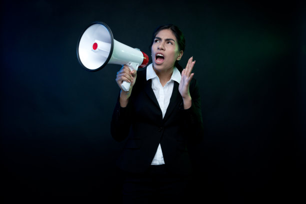 美丽的拉丁女商人拿着扩音器图片下载