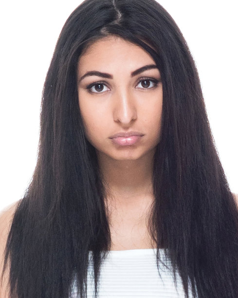 美丽的拉丁女性穿着白色的裙子和感觉悲伤图片下载