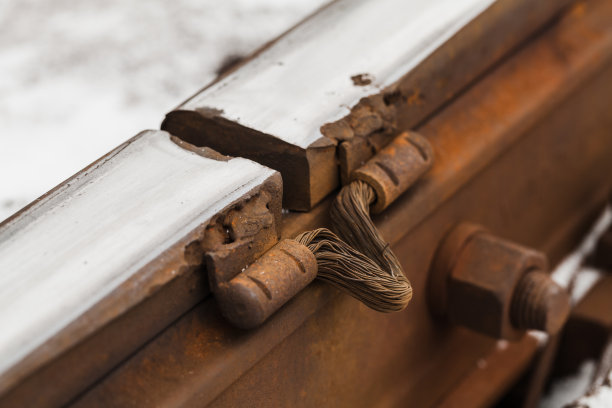 铁轨之间的间隙很大。特写照片图片下载