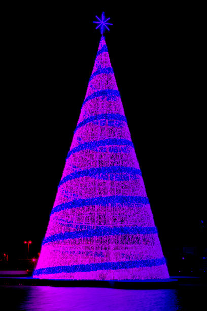 霓虹彩色户外圣诞树图片下载