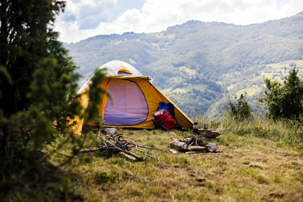 山顶上的野营帐篷图片下载